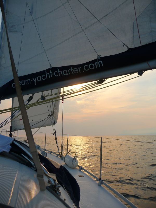 Wir segeln in den Sonnenuntergang.